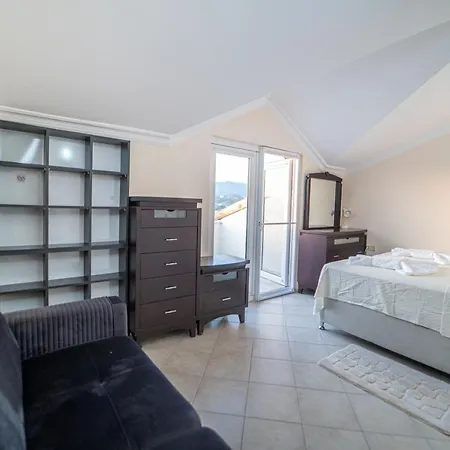 Seaside Residence, Holly, 3 Yatak Odali , 6 Kisilik Denize Sifir, Ortak Havuzlu Luks Apartament *
