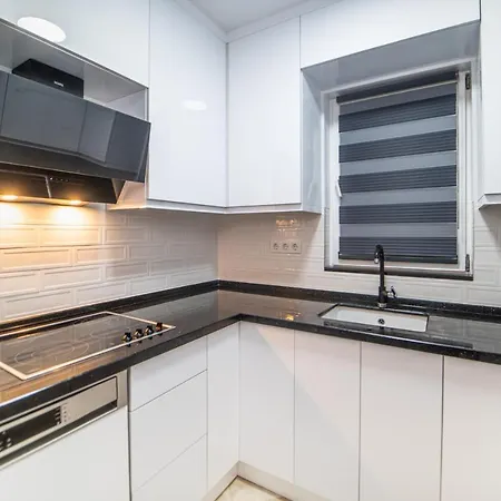 Seaside Residence, Holly, 3 Yatak Odali , 6 Kisilik Denize Sifir, Ortak Havuzlu Luks Apartament