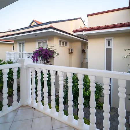 Seaside Residence, Holly, 3 Yatak Odali , 6 Kisilik Denize Sifir, Ortak Havuzlu Luks Apartmán *