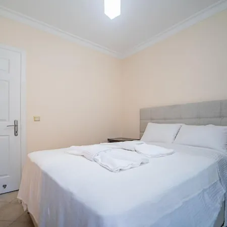 Seaside Residence, Holly, 3 Yatak Odali , 6 Kisilik Denize Sifir, Ortak Havuzlu Luks Apartament
