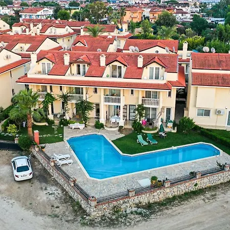 Seaside Residence, Holly, 3 Yatak Odali , 6 Kisilik Denize Sifir, Ortak Havuzlu Luks Apartament *