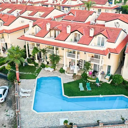 Seaside Residence, Holly, 3 Yatak Odali , 6 Kisilik Denize Sifir, Ortak Havuzlu Luks Apartament