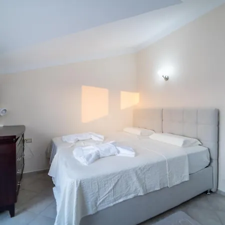 Seaside Residence, Holly, 3 Yatak Odali , 6 Kisilik Denize Sifir, Ortak Havuzlu Luks דירה